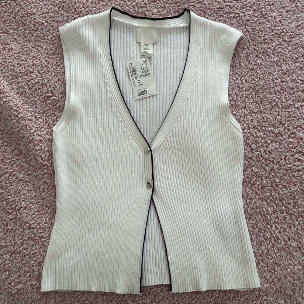 H&M 2 button cable vest